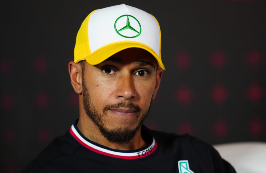 Un fost campion din Formula 1 are îndoieli faţă de Lewis Hamilton înainte de debutul cu Ferrari: „Este epuizat”