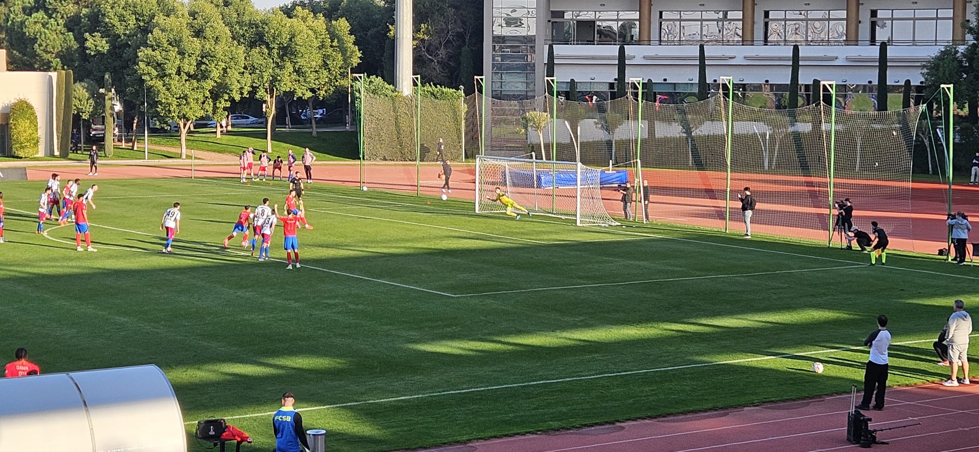 FCSB – Hamburg 2-1. Tănase şi Octavian Popescu au marcat din penalty. Olaru s-a accidentat