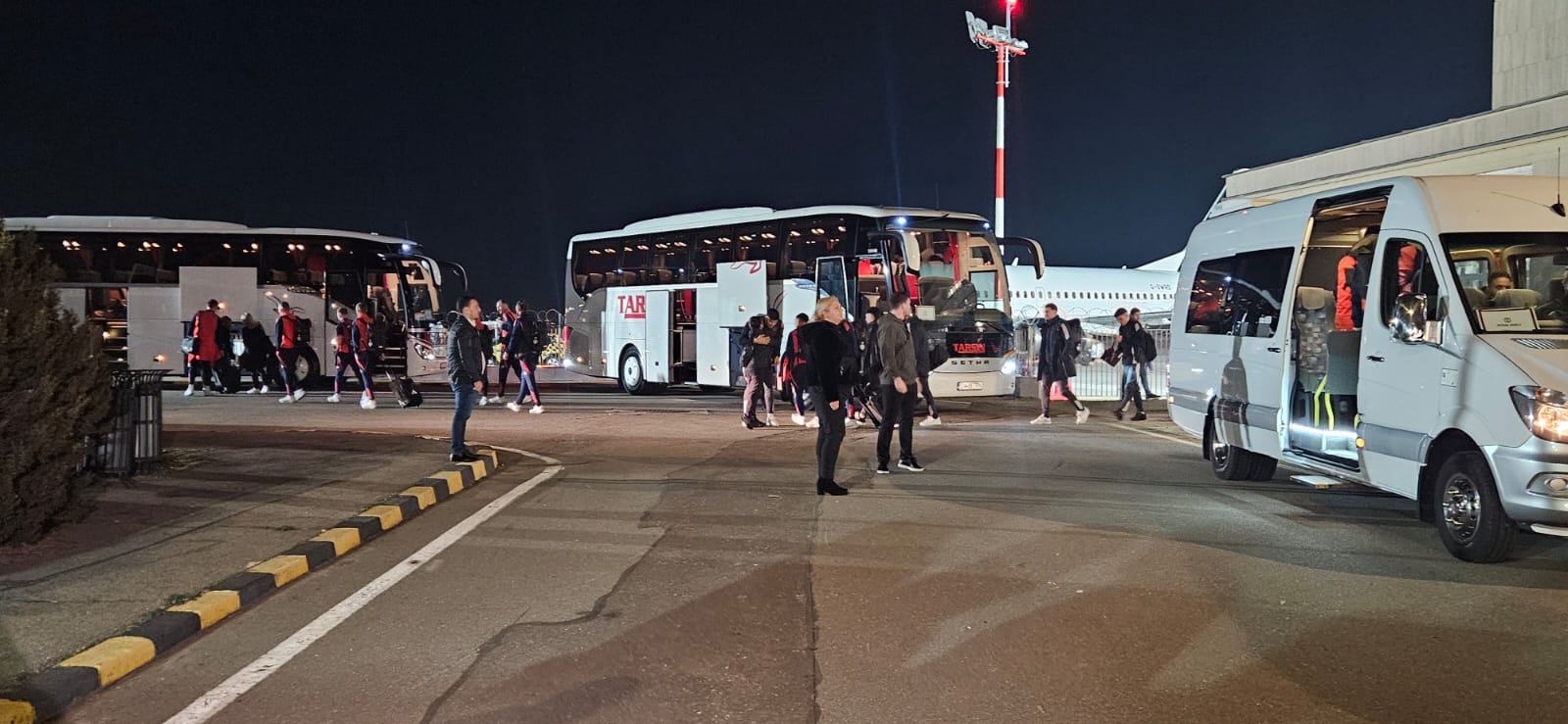 Manchester United a ajuns în România! Fanii i-au aşteptat pe jucători la hotel: „Îi ‘taie’ picioarele Maguire lui Bîrligea”