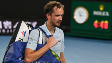 O nouă surpriză uriaşă la Australian Open! Daniil Medvedev, eliminat de numărul 121 mondial după un „thriller” de 5 seturi