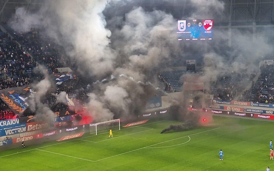 Atmosferă incendiară la Universitatea Craiova – Dinamo! Fanii olteni au făcut show, în startul derby-ului