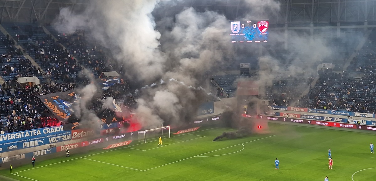 Atmosferă incendiară la Universitatea Craiova – Dinamo! Fanii olteni au făcut show, în startul derby-ului