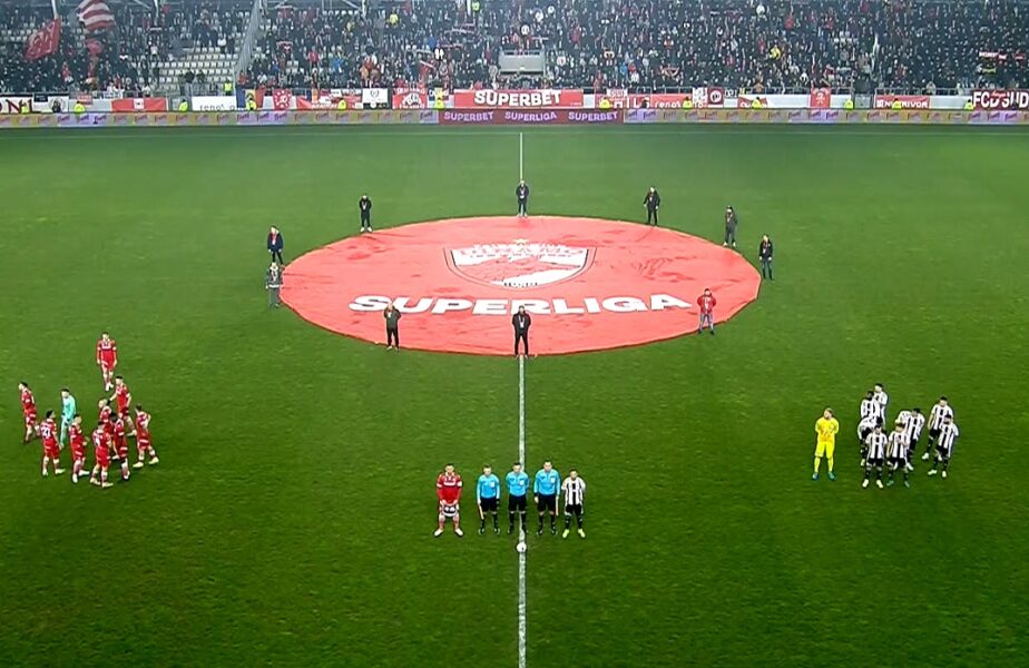 Moment halucinant înainte de Dinamo – U Cluj! Jucătorii celor două echipe şi arbitrii, luaţi prin surprindere pe Arcul de Triumf