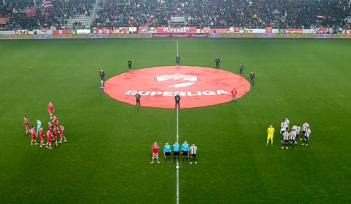 Moment halucinant înainte de Dinamo – U Cluj! Jucătorii celor două echipe şi arbitrii, luaţi prin surprindere pe Arcul de Triumf