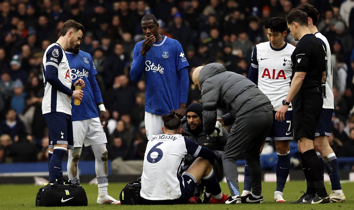 Când va reveni pe teren Radu Drăguşin, după ce a fost umplut de sânge în Everton – Tottenham 3-2! Anunţul făcut de englezi