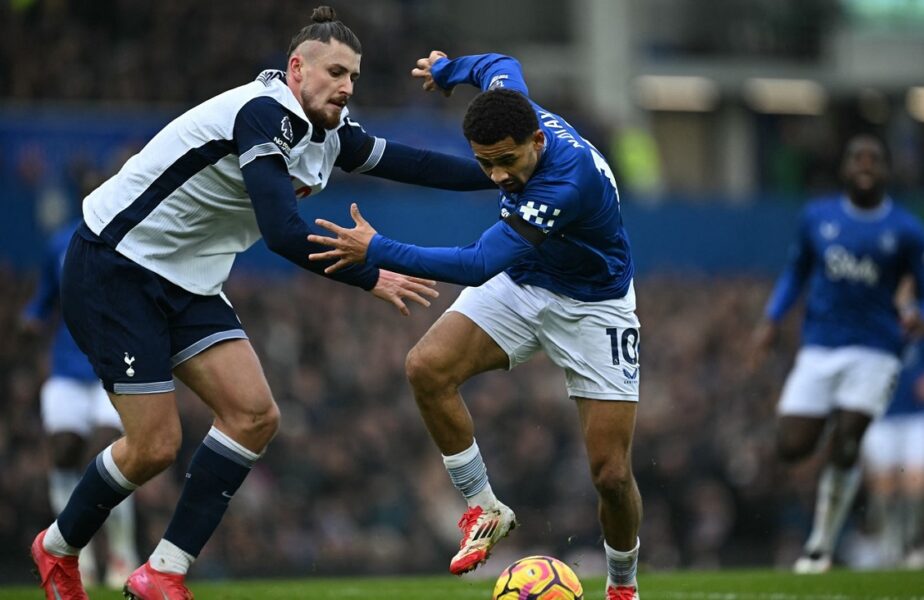 Nota umilitoare primită de Radu Drăguşin, după repriza dezastruoasă din Everton – Tottenham! Specialiştii n-au avut milă de fundaşul român