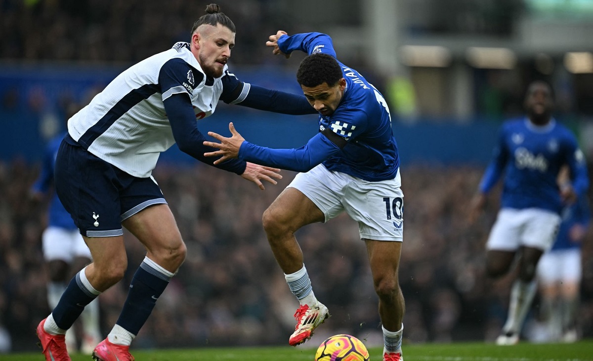 Nota umilitoare primită de Radu Drăguşin, după repriza dezastruoasă din Everton – Tottenham! Specialiştii n-au avut milă de fundaşul român