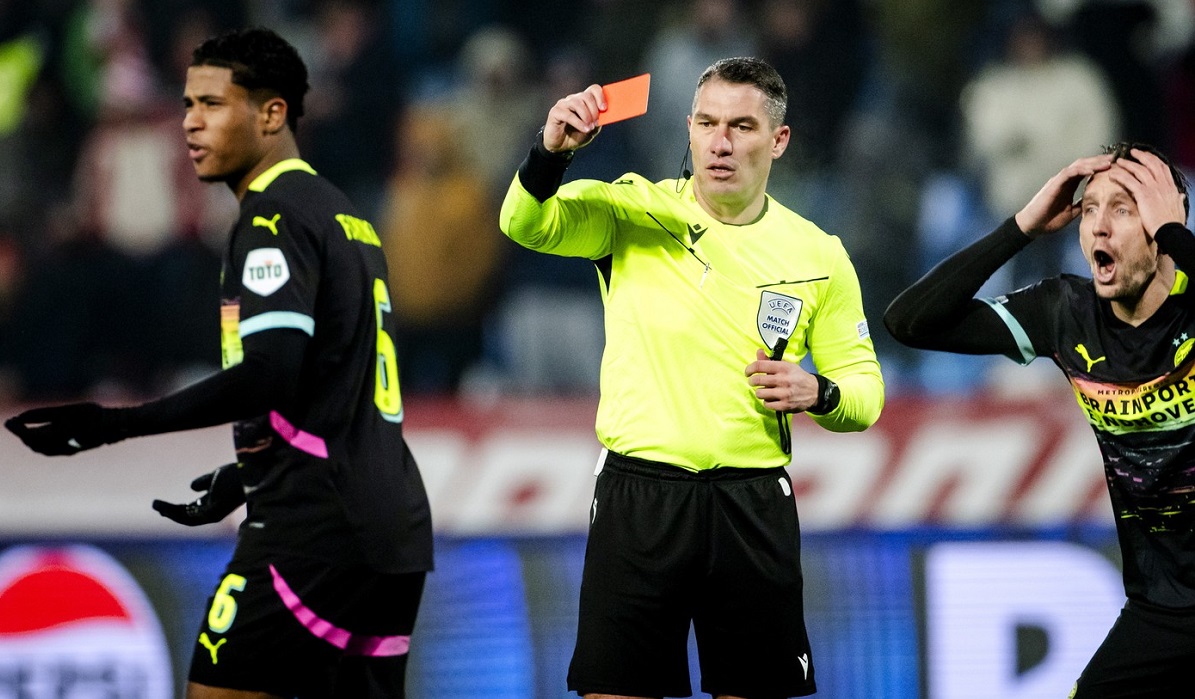 „Sper că glumeşti!” Atac la Istvan Kovacs, după arbitrajul din Steaua Roşie – PSV 2-3. Decizia care a stârnit controverse