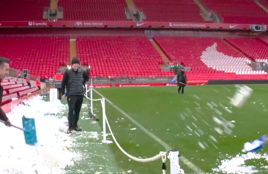 Imagini fabuloase cu Gary Neville şi Jamie Carragher. Au pus mâna pe lopată pentru a deszăpezi gazonul de pe Anfield