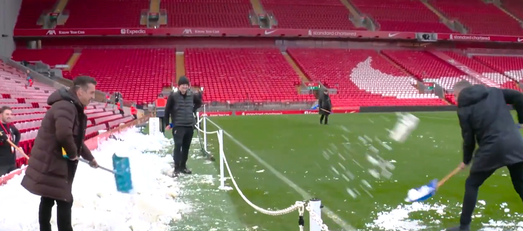 Imagini fabuloase cu Gary Neville şi Jamie Carragher. Au pus mâna pe lopată pentru a deszăpezi gazonul de pe Anfield