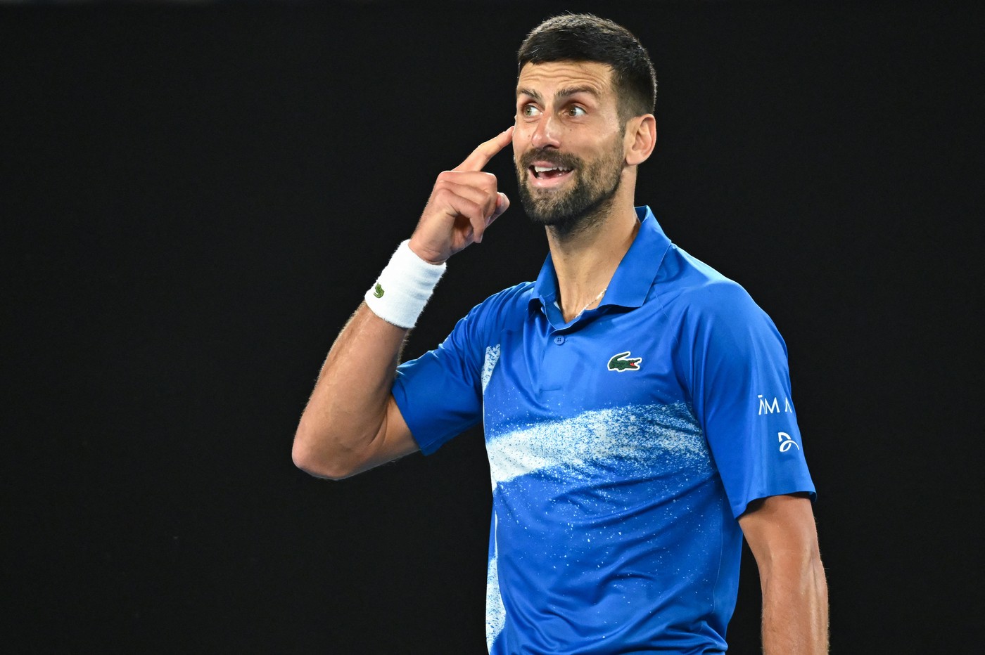 Gestul făcut de Novak Djokovic, după ce s-a calificat în sferturi la Australian Open. Jim Courier a rămas fără replică