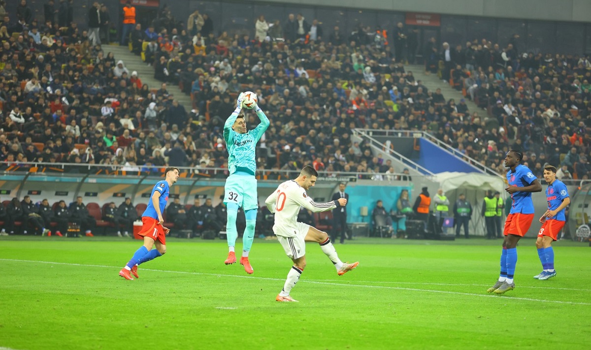 FCSB – Manchester United 0-0. Schimbare la pauză. Baba Alhassan a intrat în locul lui Edjouma width=