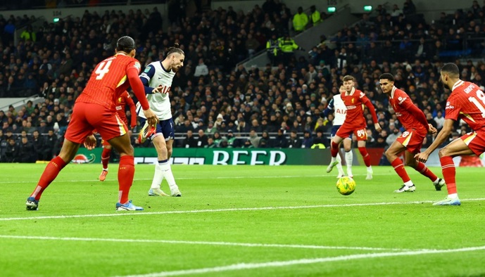 Moment incredibil, înainte de evoluţia uriaşă a lui Radu Drăguşin cu Liverpool: „Van Dijk, vino la noi, n-avem fundaşi buni acum!”