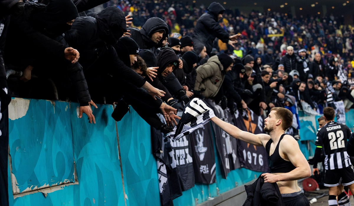 Fanii lui PAOK și-au făcut praf jucătorii după 0-2 cu FCSB! Jucătorii lui Răzvan Lucescu au fost lăsați fără tricouri width=