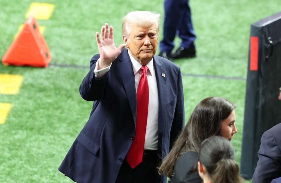 Donald Trump a devenit ținta ironiilor după gestul făcut la Super Bowl: „Trebuie să meargă la somn!”. Ce s-a întâmplat