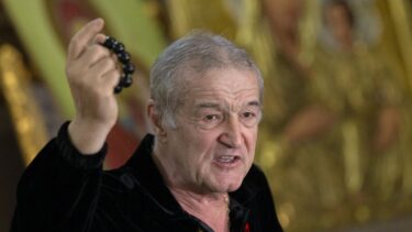 Gigi Becali, în timpul unei conferințe de presă.