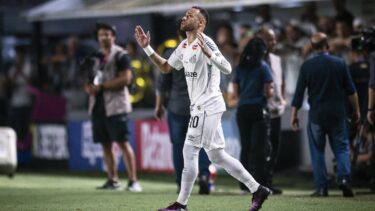 Neymar a preluat tricoul „retras” al lui Pele şi a jucat din nou pentru Santos. Rivalii au stat la coadă pentru a face poze cu el