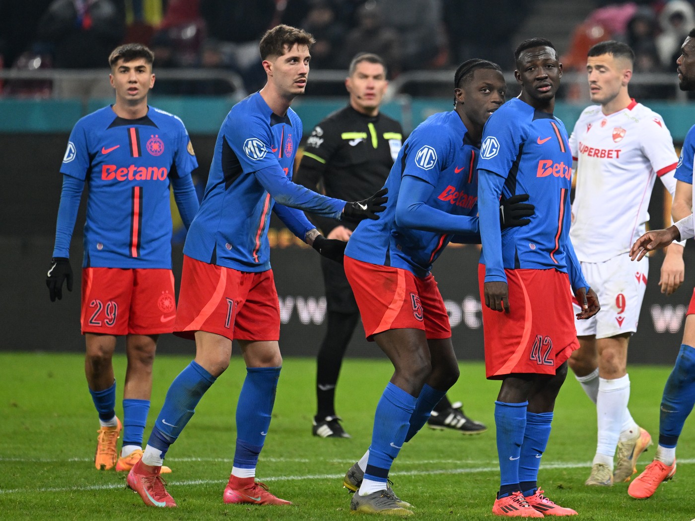 Verdict în lupta la titlu, cu două etape înainte de playoff: „FCSB e favorită clară! Singura problemă e asta!”