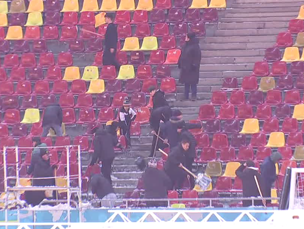 Imagini fabuloase pe Arena Naţională! Fanii celor de la FCSB au pus mâna pe lopeţi să deszăpezească tribunele