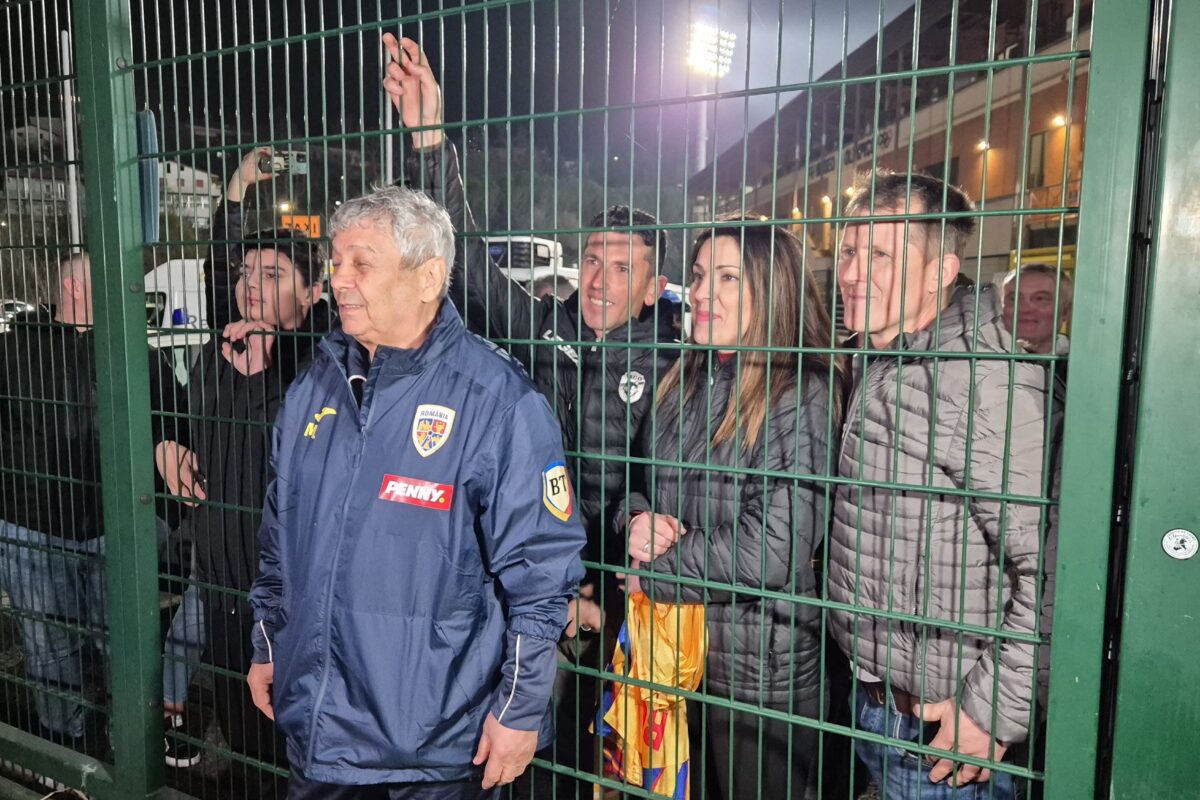 Gestul de susţinere pentru „tricolori” şi Mircea Lucescu înainte de antrenamentul oficial al naţionalei!