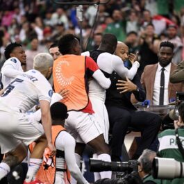 Jucătorii din Panama s-au bucurat alături de Thierry Henry după ce au marcat în minutul 90+3 cu SUA! Imagini rare după surpriza produsă