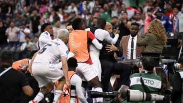 Jucătorii din Panama s-au bucurat alături de Thierry Henry după ce au marcat în minutul 90+3 cu SUA! Imagini rare după surpriza produsă