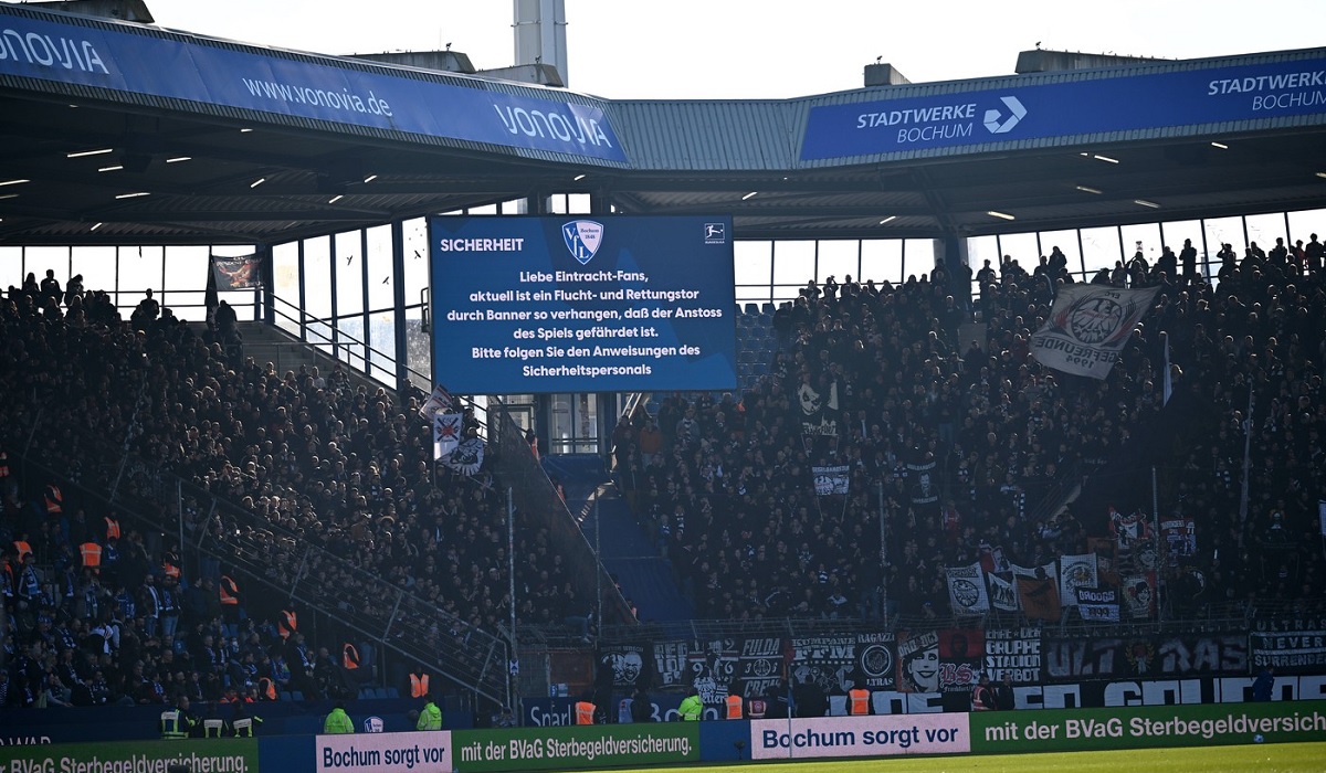 Motivul incredibil pentru care meciul Bochum – Frankfurt a început cu o întârziere de 50 de minute! Fanii oaspeţilor au părăsit stadionul