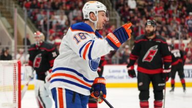 Edmonton Oilers a învins Carolina Hurricanes cu 3-1 şi a întrerupt o serie de 5 înfrângeri la rând!