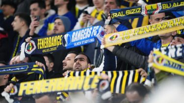 Gest superb făcut de fanii lui Fenerbahce, înaintea duelului dintre Ianis Hagi şi Jose Mourinho: „Rangers, echipa pe care o iubea”