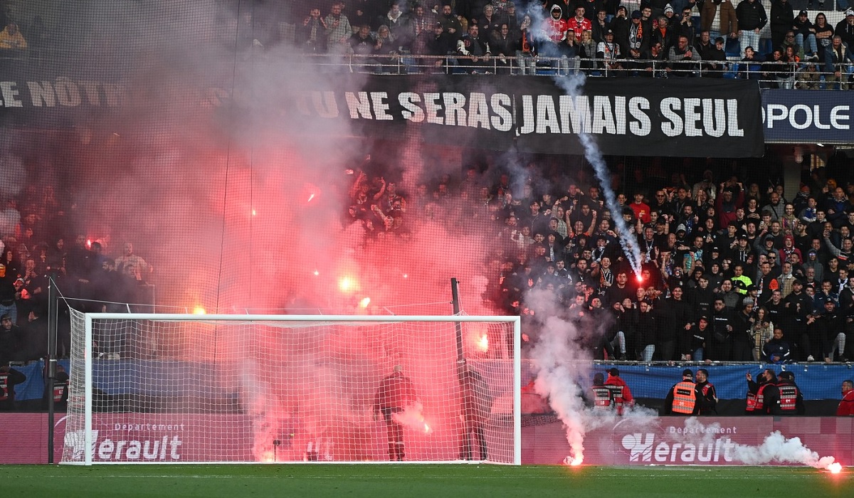 Scene incredibile în Franţa! Meciul Montpellier – St. Etienne a fost suspendat după ce fanii au incendiat peluza