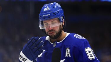 Nikita Kucherov a rămas fără un dinte, dar a atins o nouă bornă impresionantă! Starul lui Tampa Bay Lightning, un nou sezon cu 100 de puncte