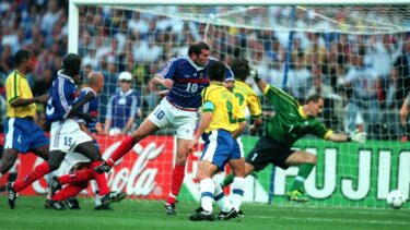 Un tricou pus la dispoziţie pentru Zinedine Zidane la finala Cupei Mondiale din 1998 va fi scos la licitaţie