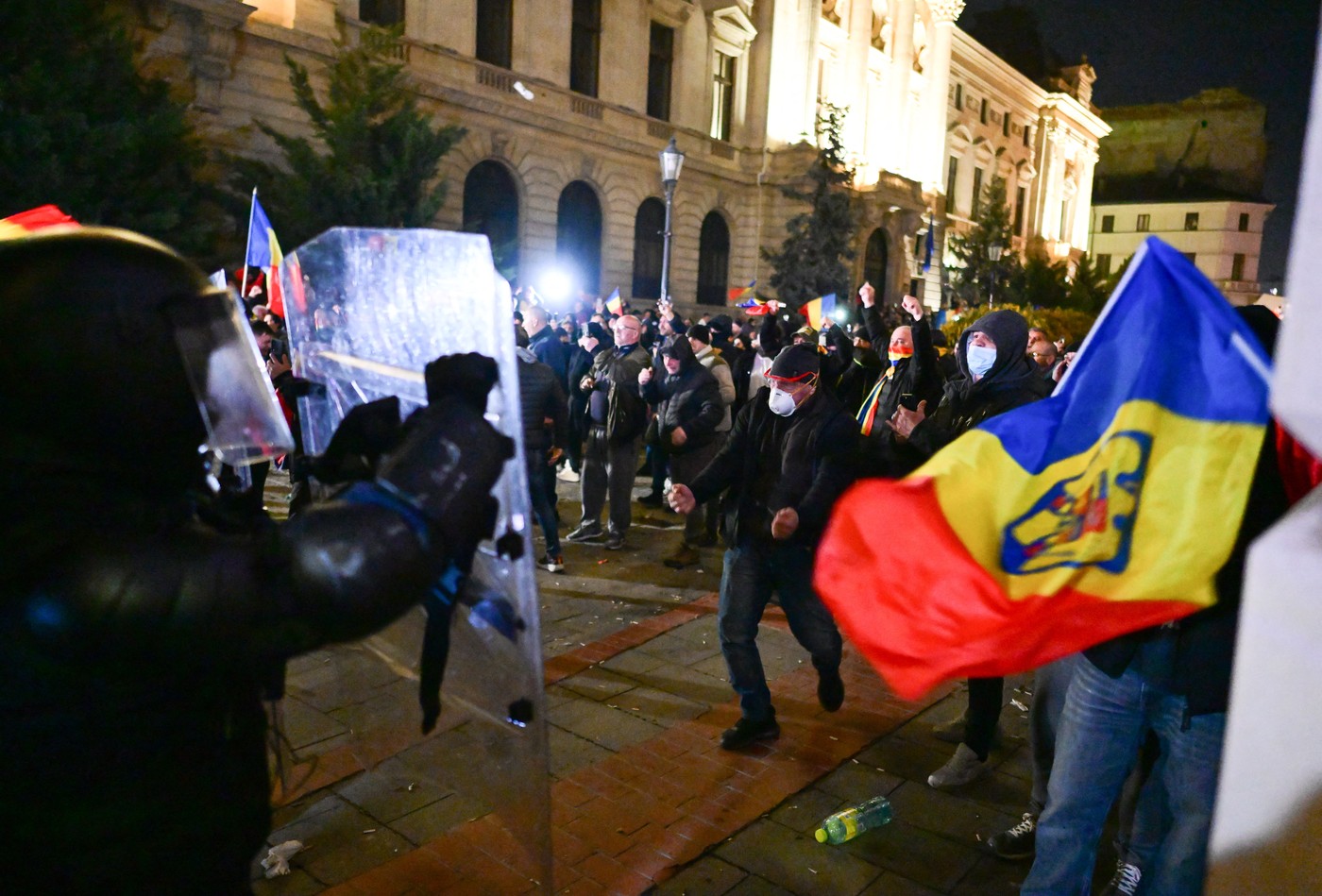 Proteste la sediul BEC