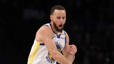 Steph Curry, 40 de puncte şi coş de la jumătatea terenului, în Golden State Warriors – Brooklyn Nets 121-119