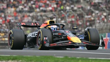 Max Verstappen, probleme la startul cursei din Marele Premiu al Chinei. A fost depăşit de piloţii Ferrari