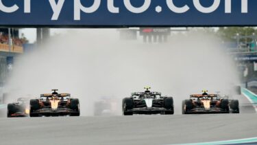 Kimi Antonelli, depășit de piloții McLaren la startul cursei de sprint din Miami