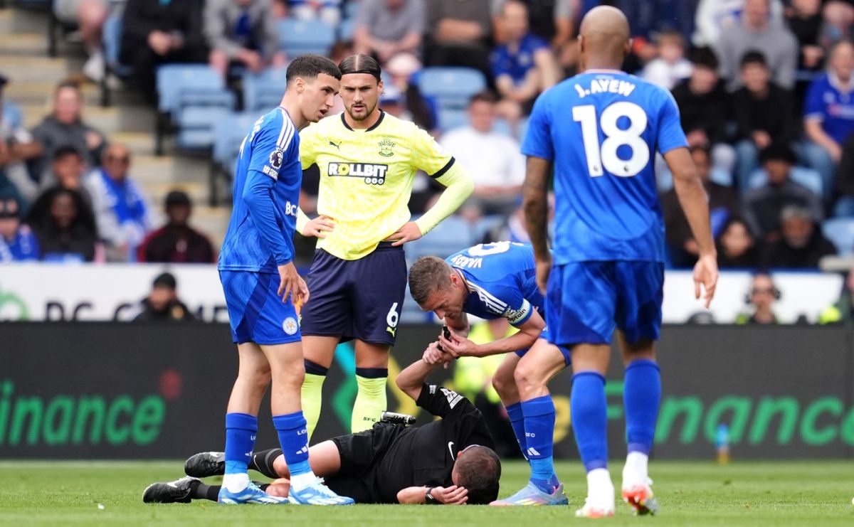 Moment incredibil cu Jamie Vardy! Ce a putut face atacantul lui Leicester după ce arbitrul a ajuns la pământ!