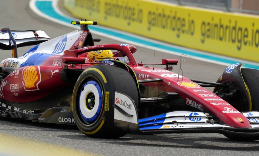 Reacţia lui Lewis Hamilton după ce i-a criticat în timpul cursei pe mecanicii de la Ferrari: „Vom avea discuţii