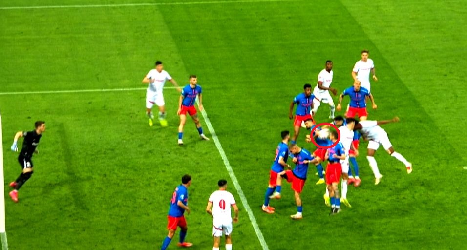 Fază controversată în derby-ul FCSB – Dinamo! Rareş Vidican a dictat penalty după ce a văzut faza la VAR