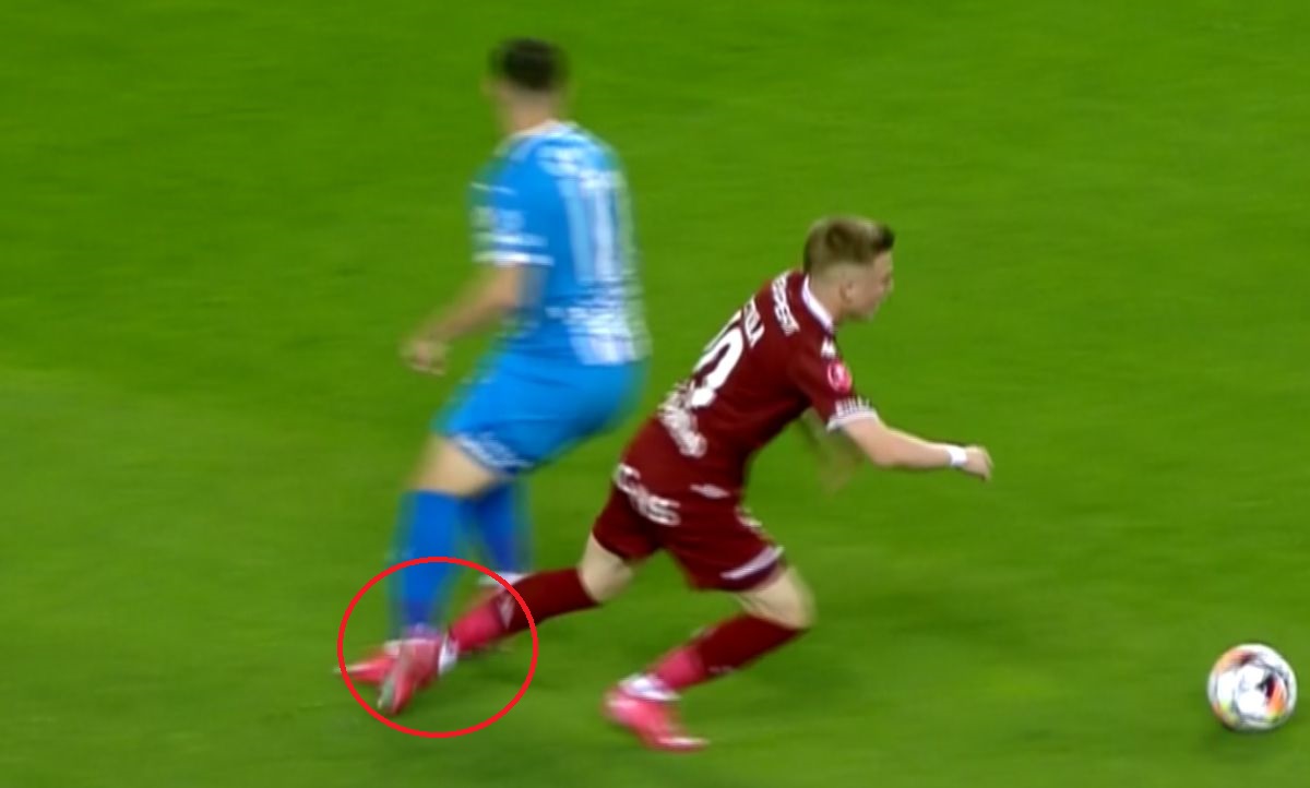 Fază controversată în Universitatea Craiova – Rapid! Giuleştenii au cerut penalty! Ce a spus Gabi Balint